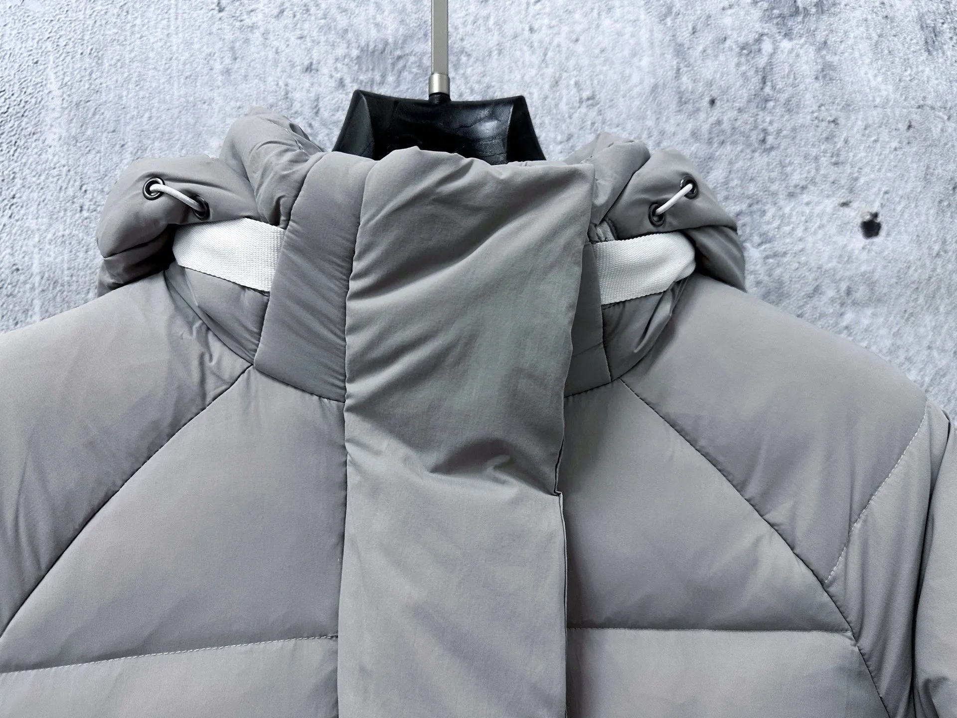 [𝗖𝗔𝗡𝗔𝗗𝗔 𝗚𝗢𝗢𝗦𝗘] Capsule Series Macaron Color White Label Fabric: Made of CORDURA gray cloth imported from Du Pont of the United States, soft Endura Luxe fabric, which enhances the durability of easy-to-wear parts, is lightweight and durable; the inner liner is made of T anti-velvet gallbladder, which is comfortable and soft, and does not rip through velvet. : Equipped with a detachable hood, which can be adjusted in two directions, and is also filled with down, which brings greater softness and wrapping around the head and neck, and is full of warmth. This parka has White trim on the back and around it, and the hardware locks are all original and custom-made, complementing the soft fabric color. Goose logo: The new Series silicone material logo on the official website, non-embroidered logo. Length: Fit hip-length. Size：XS-L
